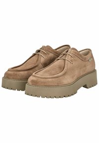 Scarpe in suede marrone con punta rotonda, cuciture a contrasto e suola in gomma spessa e rigata. Presentano un design con lacci e un branding minimale.