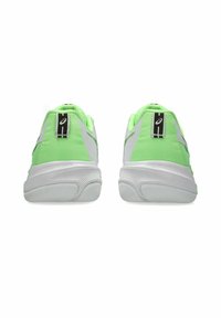 Baskets de sport vertes avec une tige en tissu texturé, des accents blancs et un design de semelle incurvée. Détails réfléchissants et languette au talon inclus.
