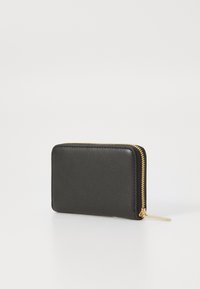Zwarte leren portemonnee met een gestructureerde afwerking, ritsluiting en gouden hardware. Rectangulaire vorm, compact ontwerp voor kaarten en contant geld.