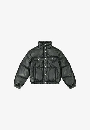 Čierna vypchávkovaná bunda s vysokým golierom, patentnými gombíkmi, vreckami na hrudi so zapínaním, bočnými vreckami a elastickými manžetami a lemom.