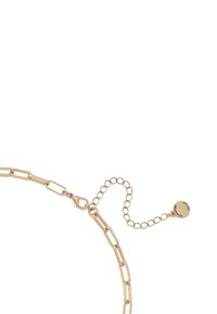 Bracelet en chaîne de métal doré avec des maillons rectangulaires, un fermoir et une chaîne ajustable. Comprend une étiquette circulaire avec gravure de la marque.