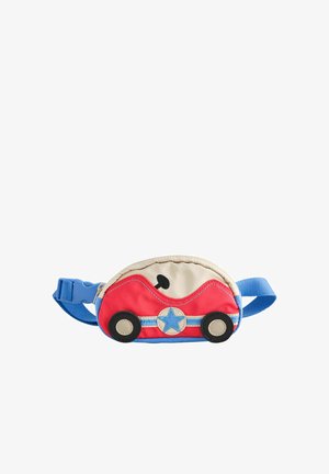 Petite sac banane pour enfants rouge et beige en forme de voiture de course avec roues bleues, détail étoile et sangle bleue réglable avec boucle.