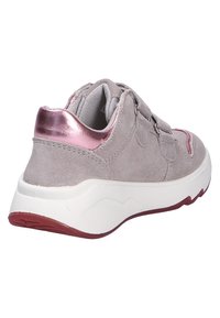 Grauer Wildledersneaker mit metallisch-pinker Ferseneinlage und weißer Sohle. Hat eine abgerundete Form und ausgeprägte Steppnähte an den Seiten.
