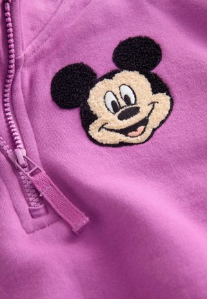 Fialová bavlnená mikina na zips so štruktúrovaným vyšitým dizajnom Mickey Mouse na hrudi, ktorý má usmievavý výraz a zaoblené uši.