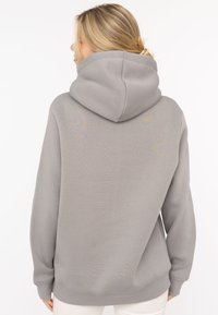 Grauer Pullover mit Kapuze, großem Kapuzenaufsatz, gerippten Bündchen und Saum. Glatte Textur, lässige Passform und keine sichtbaren Grafiken oder Muster.