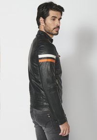 Koroshi Kunstnahast jakk -   black