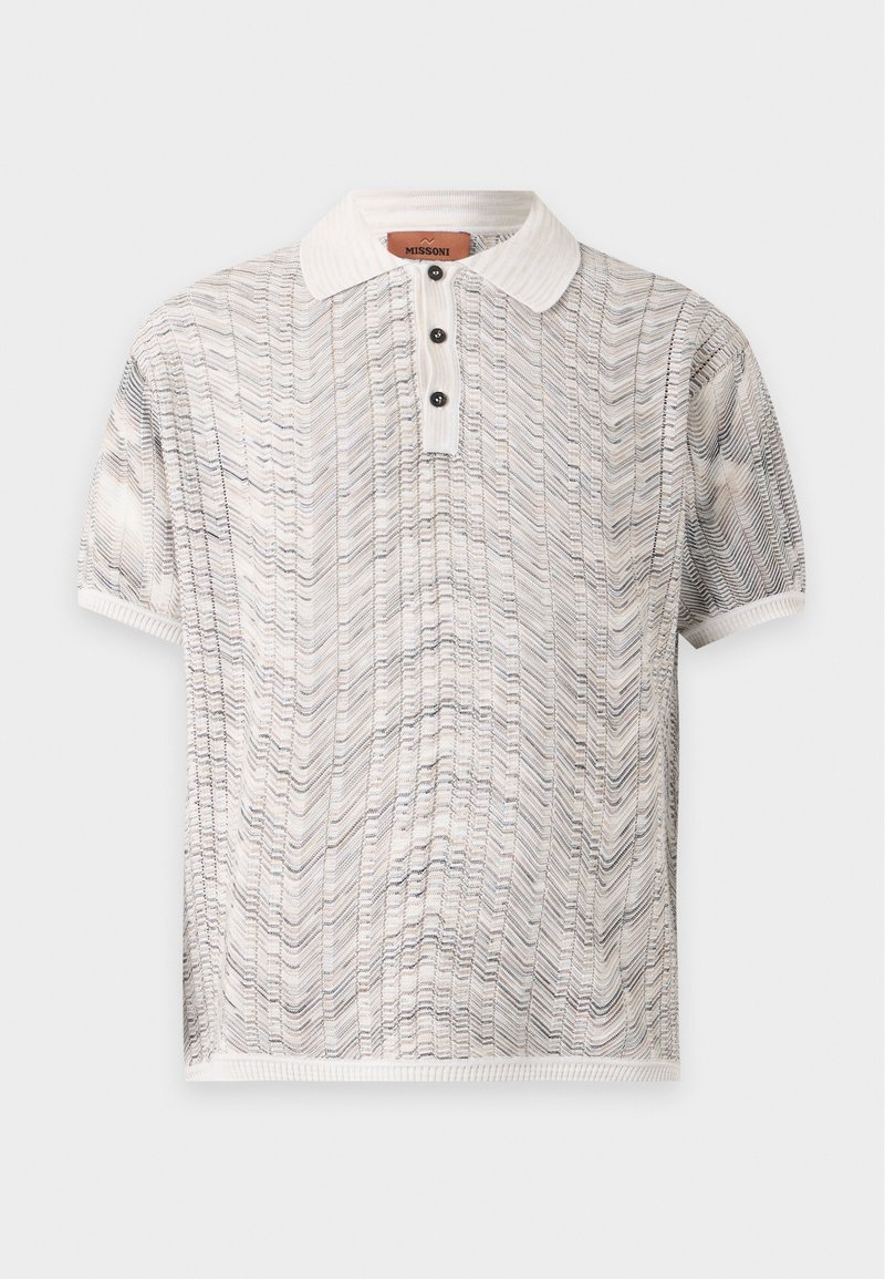Polo blanco de manga corta con un sutil patrón en zigzag gris, tres botones negros y cuello y puños acanalados.