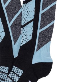 Par af sorte og blå atletikstrømper med grå geometriske mønstre og teksturerede gribområder på sålerne.