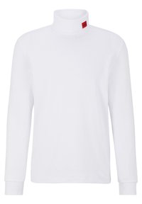 Camiseta de manga larga blanca con cuello alto, hecha de tela suave. Presenta una etiqueta roja de marca en el cuello y puños ajustados. Diseño sencillo.