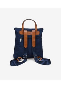Mochila de tela azul marino con acentos y correas de cuero marrón, que cuenta con un asa superior, correas de hombro ajustables y un bolsillo frontal con cremallera.