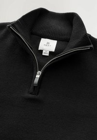 Pull noir en maille avec col côtelé et fermeture à demi-fermeture éclair. Comprend une fermeture éclair argentée et une étiquette en tissu indiquant la marque et la taille.