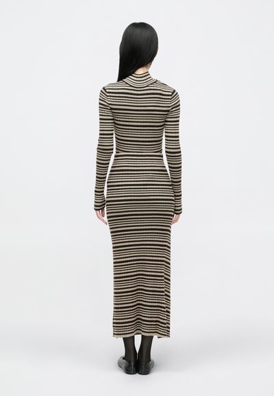 Vestido longo e ajustado com uma gola alta. Feito de tecido canelado com riscas alternadas em preto e bege. Comprimento até à meia-perna, com mangas longas.