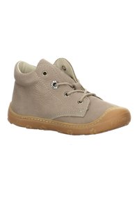 Zapatos de cuero beige tipo botín con punta redonda, costuras en contraste y suelas de goma. Cuentan con ojales y cierre de cordones para ajustar el calce.