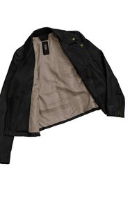 Giacca in pelle nera con apertura davanti. L'interno presenta una fodera beige con un motivo sottile. Include cerniere e bottoni a scatto decorativi.