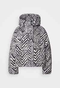 Giacca a vento imbottita con cappuccio, caratterizzata da un motivo a zigzag in bianco e nero, superficie testurizzata e design cropped.