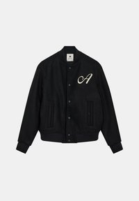 Giacca bomber nera in misto lana con colletto a coste, chiusura frontale con bottoni, tasche laterali e una "A" color crema ricamata sul petto.