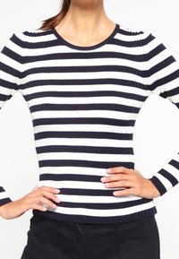 Marineblauw en witte gestreepte ribgebreide lange mouw top met een ronde halslijn en een aansluitend ontwerp, met textuurstof en een accent aan de taille.