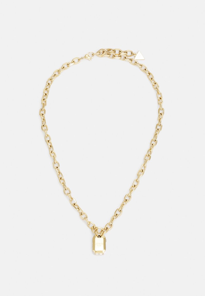 Gouden ketting met grote schakels, voorzien van een rechthoekige hanger en een driehoekige bedel. Gegeven met een gestructureerde afwerking en een gepolijste glans.