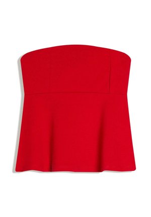 Bezramienkový červený top s peplum, s priliehavým živôtikom a rozšíreným lemom, zobrazený na bielom pozadí.