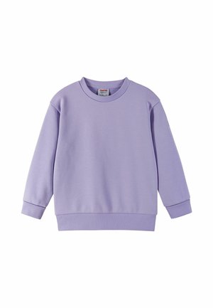 Sweter w kolorze lawendowym, wykonany z miękkiego materiału, z okrągłym dekoltem, długimi rękawami oraz ściągaczami na rękawach i u dołu. Prosty design bez wzorów i akcentów.