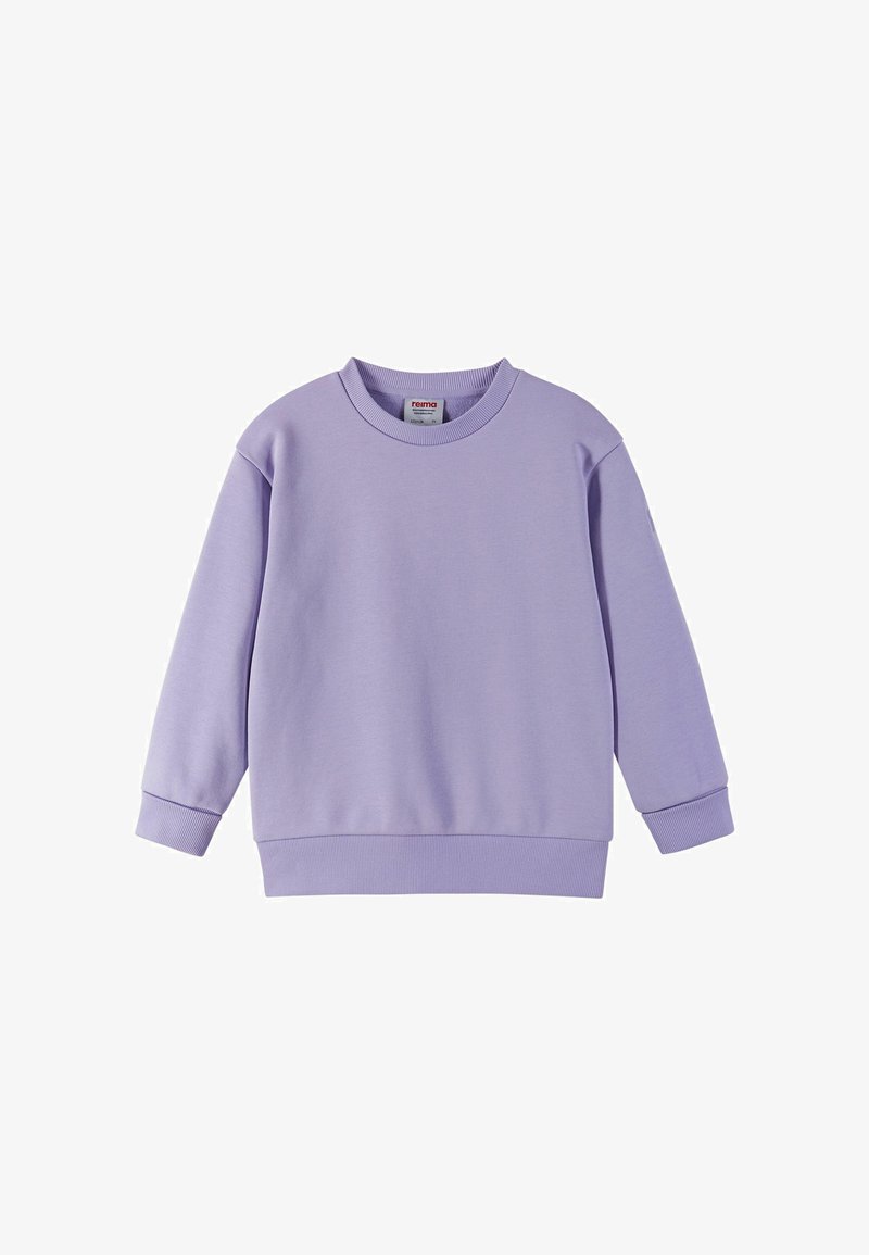 Sweter w kolorze lawendowym, wykonany z miękkiego materiału, z okrągłym dekoltem, długimi rękawami oraz ściągaczami na rękawach i u dołu. Prosty design bez wzorów i akcentów.