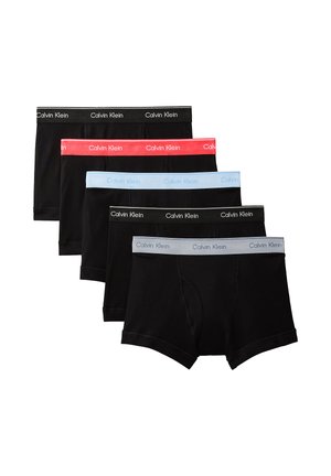 Vijf paar zwarte herenboxershorts gestapeld, elk met een andere kleur Calvin Klein-gebruikte tailleband in zwart, rood, lichtblauw, donkergrijs en grijs.