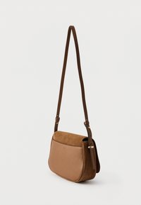Καφέ δερμάτινη και σουέντ τσάντα χιαστί με στρογγυλεμένο σχήμα, ρυθμιζόμενο λουράκι και διακριτική σήμανση στο μπροστινό μέρος. Ομαλές και υφασμένες επιφάνειες.