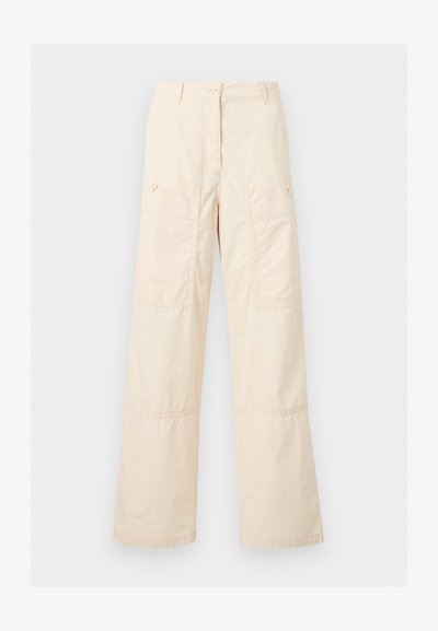 Μπεζ παντελόνι με φαρδιά μπατζάκια, ψηλή μέση, κούμπωμα με κουμπί και φερμουάρ, και μεγάλες πλαϊνές τσέπες με καπάκια και κουμπιά.