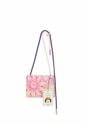 Kleine rechteckige Umhängetasche mit pinkem Blumenmuster und doppelten lila- und beigen verstellbaren Trägern, mit einem Etikett mit einem stilisierten Gesicht und Blumen.
