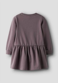 Långärmad klänning i dämpad mauve, med en samlad midja och utsvängd kjol. Tillverkad av mjukt, stretcht tyg med ribbade muddar.