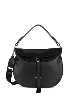 Borsa a tracolla in pelle nera con forma curvata, chiusura con patta superiore e tracolla regolabile. Caratterizzata da hardware in tonalità oro e dettagli in superficie testurizzata.