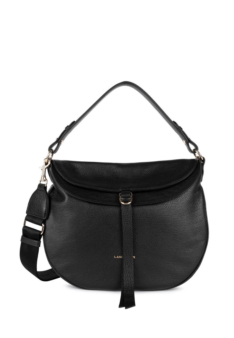 Sac à main en cuir noir avec une forme arrondie, fermeture à rabat en haut et bandoulière ajustable. Caractéristiques de quincaillerie en ton doré et détail de surface texturée.