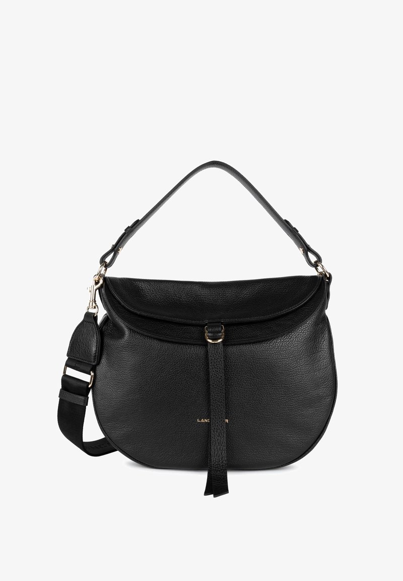 Borsa a tracolla in pelle nera con forma curvata, chiusura con patta superiore e tracolla regolabile. Caratterizzata da hardware in tonalità oro e dettagli in superficie testurizzata.