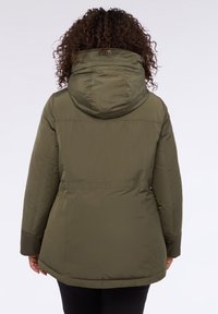 Oliivinvihreä puhvitakki hupulla, jossa on sileä pinta ja tiukka siluetti, näkyvät ompeleet ja suora helma.