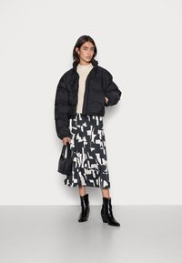 Weekday PROMIS SHORT PUFFER JACKET - Casaco de inverno - black