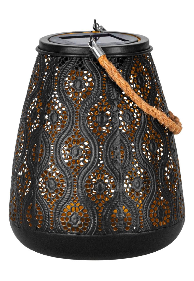 Czarna metalowa latarnia z misternym wyciętym wzorem kwiatowym, z uchwytem z liny i panelami słonecznymi na górze. Podstawa jest solidna i ma gładką teksturę.