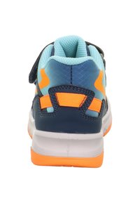 Dětská sportovní obuv v modré, oranžové a bílé barvě, vybavená polstrovaným límcem a uzávěrem na suchý zip.