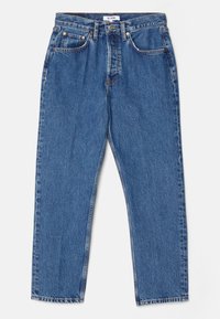 Jean bleu taille haute à jambes droites avec fermeture à boutons et fermeture éclair à l'avant, cinq poches et passants de ceinture, posé à plat sur un fond blanc.