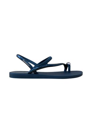 Sandalo basso blu navy con sottili cinturini incrociati, un laccio per l'alluce con una perlina tonda decorativa e un cinturino posteriore per il sostegno del tallone.