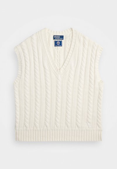 Sweater sem mangas em malha de cabo creme com decote em V e bainha canelada. Apresenta um padrão texturizado e uma etiqueta de logotipo no decote.