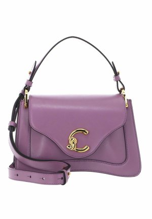 Borsa a mano in pelle viola con tracolla regolabile e chiusura in metallo dorato a forma di lettere "C" intrecciate.