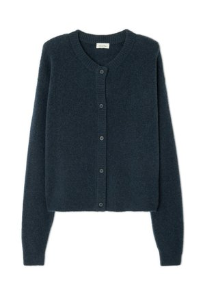 Navyblauwe, cropped cardigan gemaakt van zachte breimaterialen. Beschikt over een ronde hals, knopen aan de voorkant en geribde mouwen. Eenvoudig ontwerp zonder patronen.