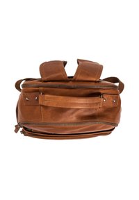 Mochila de cuero marrón con dos asas superiores, bolsillo frontal con cremallera y costuras decorativas; presenta una forma estructurada y una textura suave.