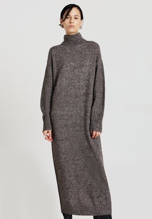 Lungo abito dal taglio comodo in un tessuto a maglia grigia texturizzata, con colletto alto e maniche lunghe, caratterizzato da polsini e orlo a coste.
