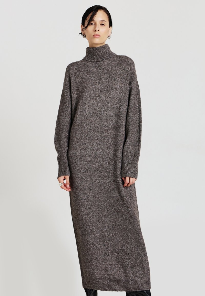 Robe longue, coupe décontractée, en tissu tricoté texturé gris avec un col haut et des manches longues, dotée de poignets et d'un ourlet côtelés.