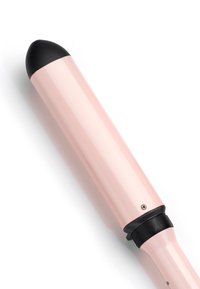 Lockenstab mit einem glänzenden pinkfarbenen Barrel, schwarzer Spitze und strukturiertem Griff. Verfügt über eine schlanke zylindrische Form und ein silbernes Montageschraubendetail.