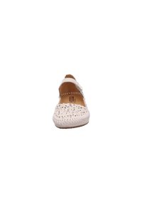 Zapato de cuero blanco con patrones troquelados, puntera redonda y correa en el tobillo. Los detalles de costura realzan los bordes y la suela en tono marrón.