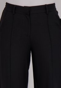Zwarte broek met een op maat gemaakte uitstraling, een gladde textuur, twee voorzakken en verticale naaddetails langs de benen.