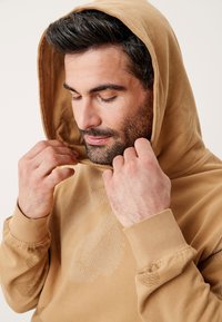 s.Oliver Felpa con cappuccio - brown aop