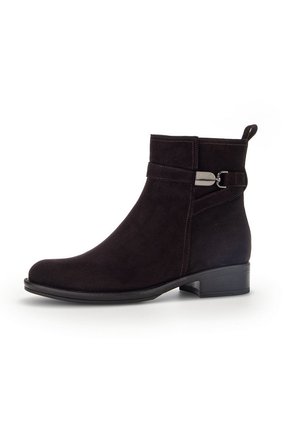 Schwarze Wildleder-Stiefelette mit runder Zehenpartie, subtilen Nähten, einer seitlichen Schnallen-Detail und einem niedrigen BLOCKabsatz. Nahtloser, texturierten Finish.